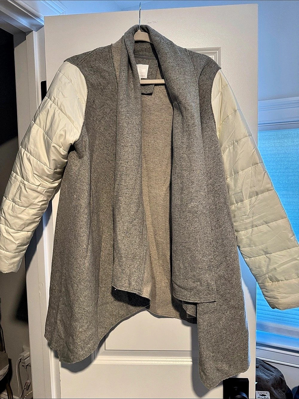 Anthropologie Gray & White Quilted Sleeve Vest Size Medium